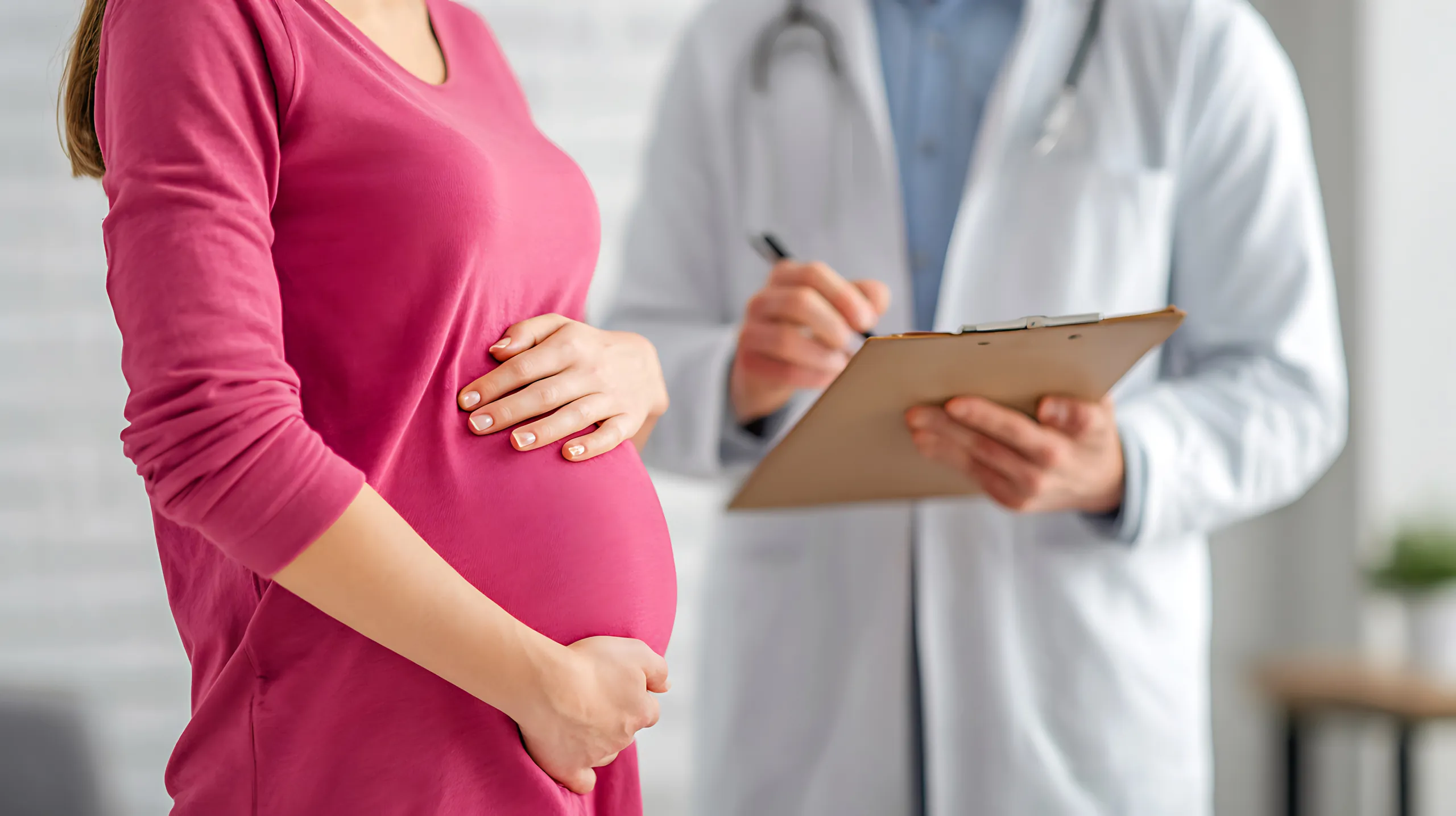 Pregnant patient consulting a medical professional